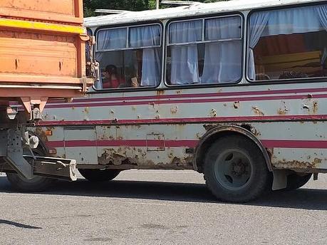 Ржавый «ПАЗик» перевозит детей по улицам Пятигорска